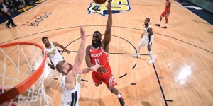NBA雄鹿队后卫克里斯-利文斯顿续约230万美元合同